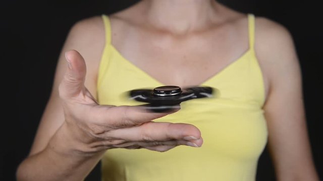 frau mit fidget spinner