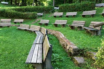 Wiese im Wald mit Bänken