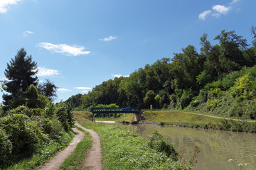 Fototapeta na wymiar chemin de halage et canal de Briare dans le Loiret