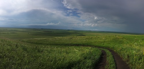 грунтовая дорога в поле, панорама, вид сверху