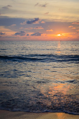 Obraz premium Golden sunrise sunset over the sea ocean waves