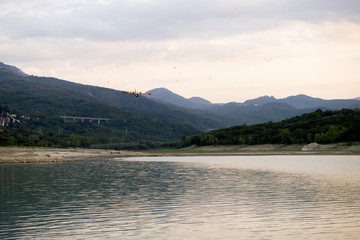 Canadair durante il rifornimento e volo