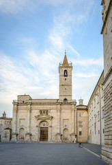 Fototapeta na wymiar Ascoli Piceno, facciata di chiesa
