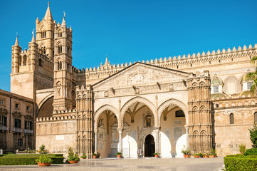 Fototapeta na wymiar Duomo di Palermo, facciata