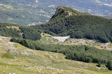 Fototapeta na wymiar mountains of Italy: the range of Appennini