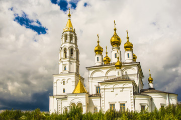 Fototapeta na wymiar Russia . Ekaterinburg . Orthodox Church against the backdrop of summer sky and clouds