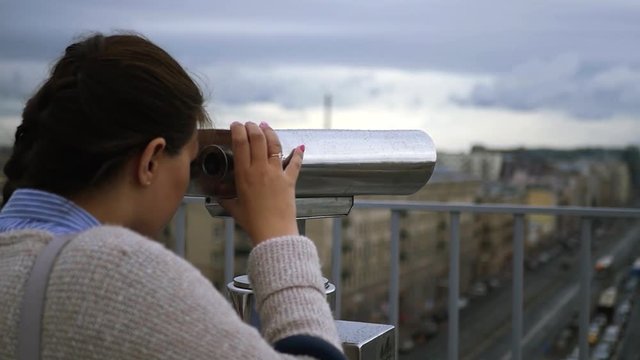 To look through the binoculars the city, houses, streets. slow motion. 1920x1080. full hd