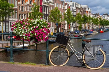 Zelfklevend Fotobehang Een mooie dag in het romantische Amsterdam, Nederland © yanosh_nemesh