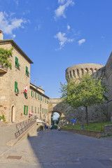 Fototapeta na wymiar Toskana-Panorama, Volterra im Chianti-Gebiet, ( Festung der Medici mit Stadttor)