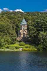 Fototapeta na wymiar Votivkapelle bei Berg am Starnberger See und Gedenkkreuz zu Ehren von König Ludwig II. von Bayern