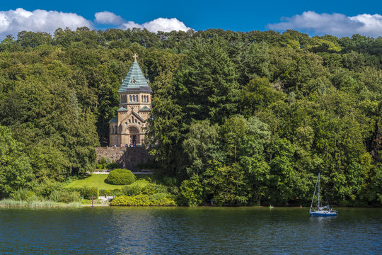 Votivkapelle bei Berg am Starnberger See zu Ehren von K&ouml;nig Ludwig II. von Bayern unter wei&szlig;-blauen Himmel