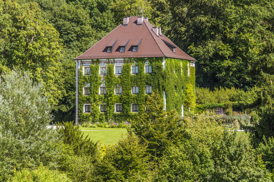 Sommerresidenz von K&ouml;nig Ludwig II. Schloss Berg am Starnberger See - gesehen vom Wasser aus