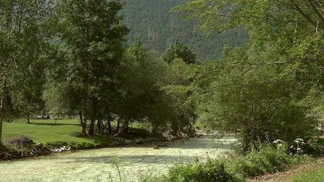 Der Fluss Soca (Isonzo) nach der Quelle in Slowenien bei Trenta