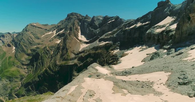 Valle de Gabarnie en Pirineos en la ruta que sube al pico Taillon