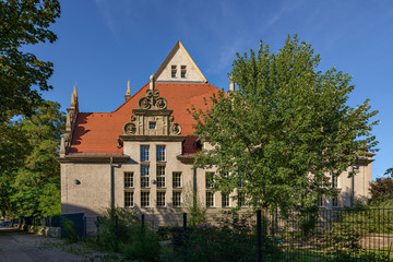 Fototapeta na wymiar Ehemaliges Realgymnasium Oberschöneweide, Ansicht von Südwesten