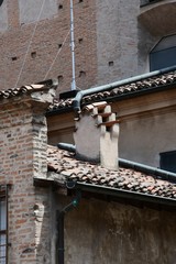 In giro per Mantova (particolare di un tetto)