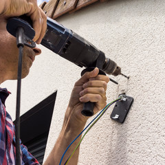 fixer la lumière sur la façade extérieur
