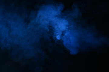 Fumée bleue abstraite sur fond sombre