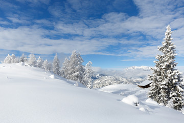 Verschneite Alpenlandschaft