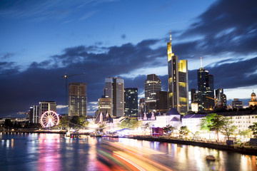 Obraz premium Frankfurt city skyline at night. 
