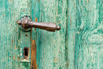 Alter Türgriff an verwitterter Haustüre