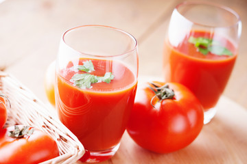 Tomatoes and glasses of fresh tomato juice 