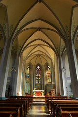 Fototapeta na wymiar Innenansicht der katholischen Kirche St. Jakobus d. Ältere in Stromberg Hunsrück 