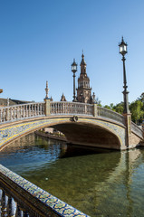 Plakat Spagna: uno dei ponti sui canali di Plaza de Espana, la piazza più famosa di Siviglia costruita nel 1928 in stile moresco per l'esposizione Iberoamericana del 1929
