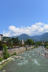 Fototapeta premium Fluss Passer, Promenade in Meran - Südtirol