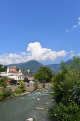 Fototapeta na wymiar Fluss Passer, Promenade in Meran - Südtirol 