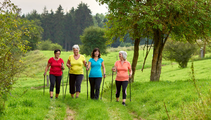 Gruppe Walking Frauen - lachen und unterhalten