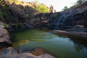 Oberer Becken von Gunlom Wasserfall im Kakadu NP in Australien