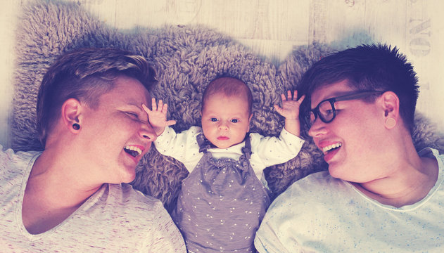 Eltern gleichgeschlechtlich mit Baby