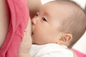 母乳を飲む赤ちゃん
