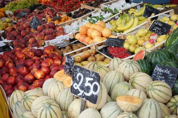 Obststand mit verschiedenen Früchten