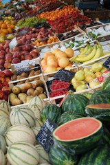 Obststand mit verschiedenen Früchten