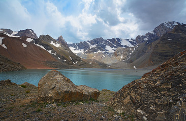 Obraz premium Landscape of beautiful high rocky Fan mountains and lake in Tajikistan