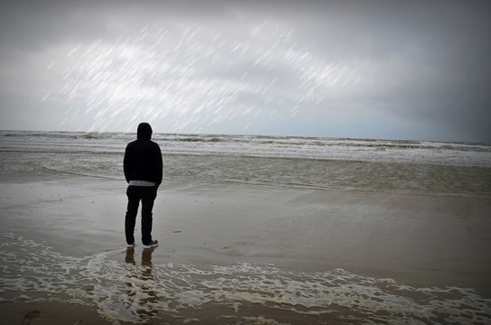 Mann bei Regen am Meer, Strand Lakolk, Nordseeinsel R&oslash;m&oslash;