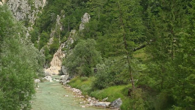 Der Fluss Soca (Isonzo) nach der Quelle in Slowenien bei Trenta