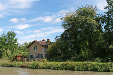 Fototapeta na wymiar Canal de Briare dans le Loiret