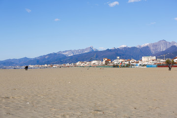 Italien, Toskana, Versilia, Viareggio, Meer, Strand Hafen, Mole, Berge, Winter, Urlaub,