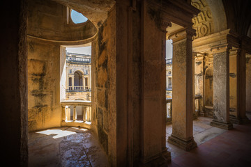 El convento de Cristo de Tomar es uno de los monumentos históricos más importantes de Portugal y ha estado en la lista de patrimonio mundial de UNESCO desde 1983.