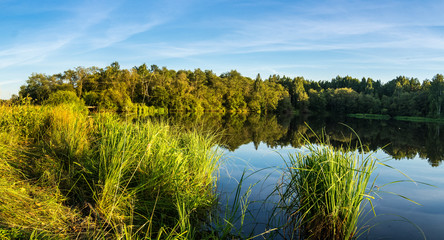 панорама осеннего пейзажа на Уральском озере, вечером, Россия