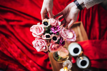 Kobieta układa bukiet kwiatów © karolinagie