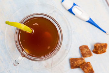 Hot sugarcane-water (aguapanela) with lemon for cold treatment