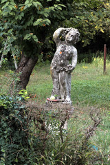 Statua di puto in parco abbandonato