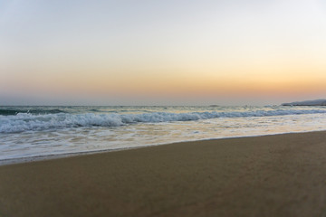 Fototapeta na wymiar Blick auf menschenleeren Strand im Morgenlicht