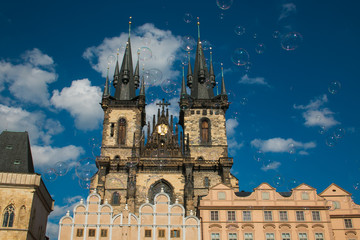 Fototapeta premium Bolle di sapone davanti la chiesa Santa Maria di Tyn nella città vecchia di Praga, Repubblica Ceca