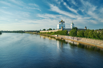 Fototapeta na wymiar Ancient Pskov Kremlin on Velikaya river