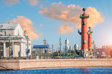 Obraz premium Красные Ростральные колонны Red Rostral Columns